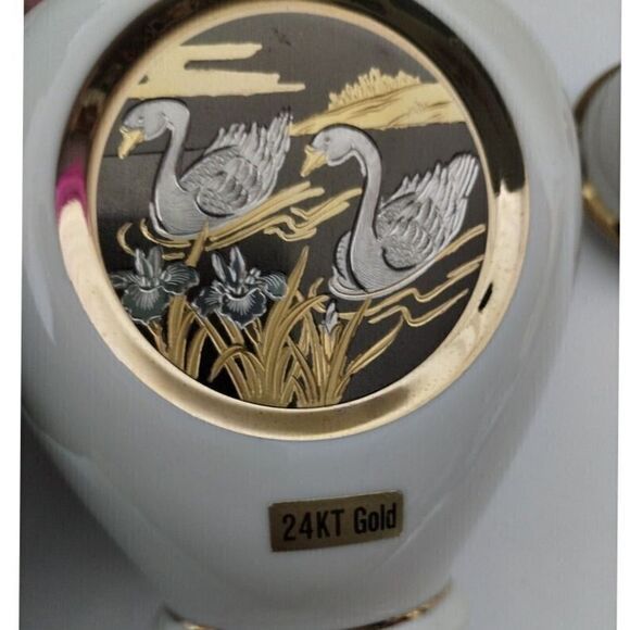 Elegant White Ceramic Ginger Jar w/‎ 24K Gold Trim & Swan Medallion Decorative - Picture 10 of 10